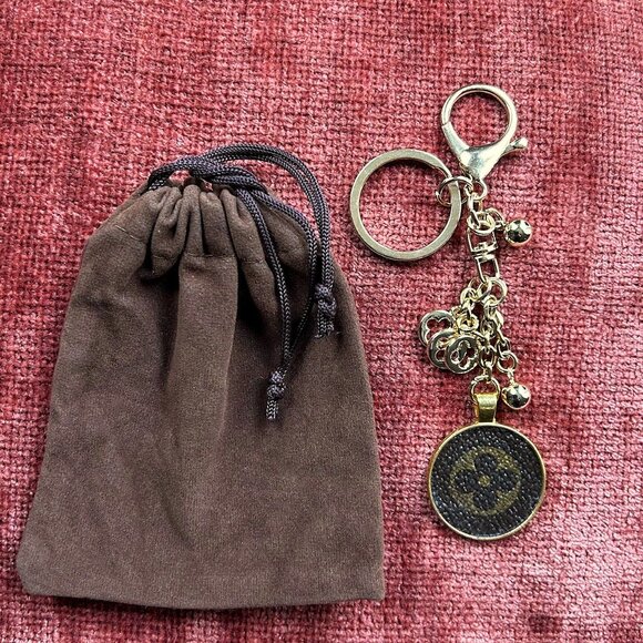 DANGLING CLOVER Bag Charm Gold Tone 🍀 - Picture 2 of 9